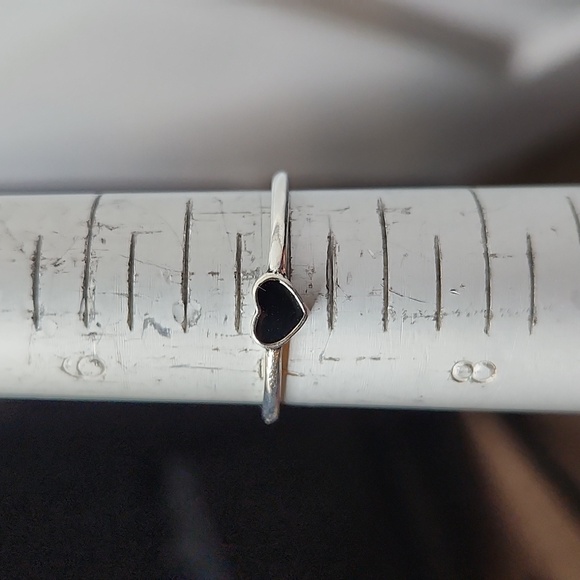 Stylish 925 Silver Plated Black Heart Ring Size 7 - Picture 3 of 4